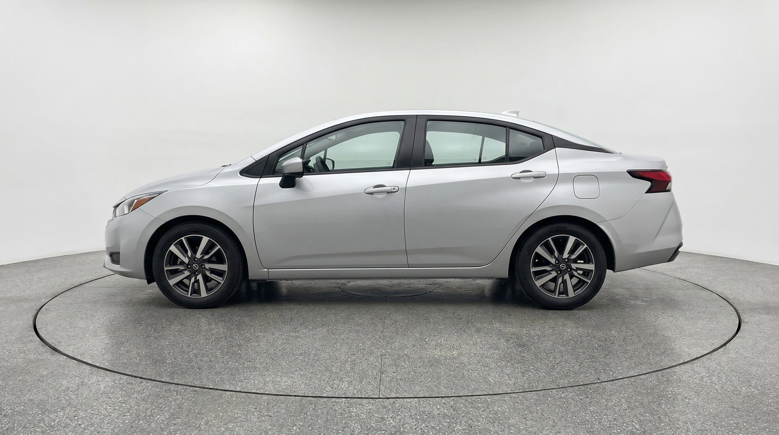 Used 2025 Nissan Versa SV image 5