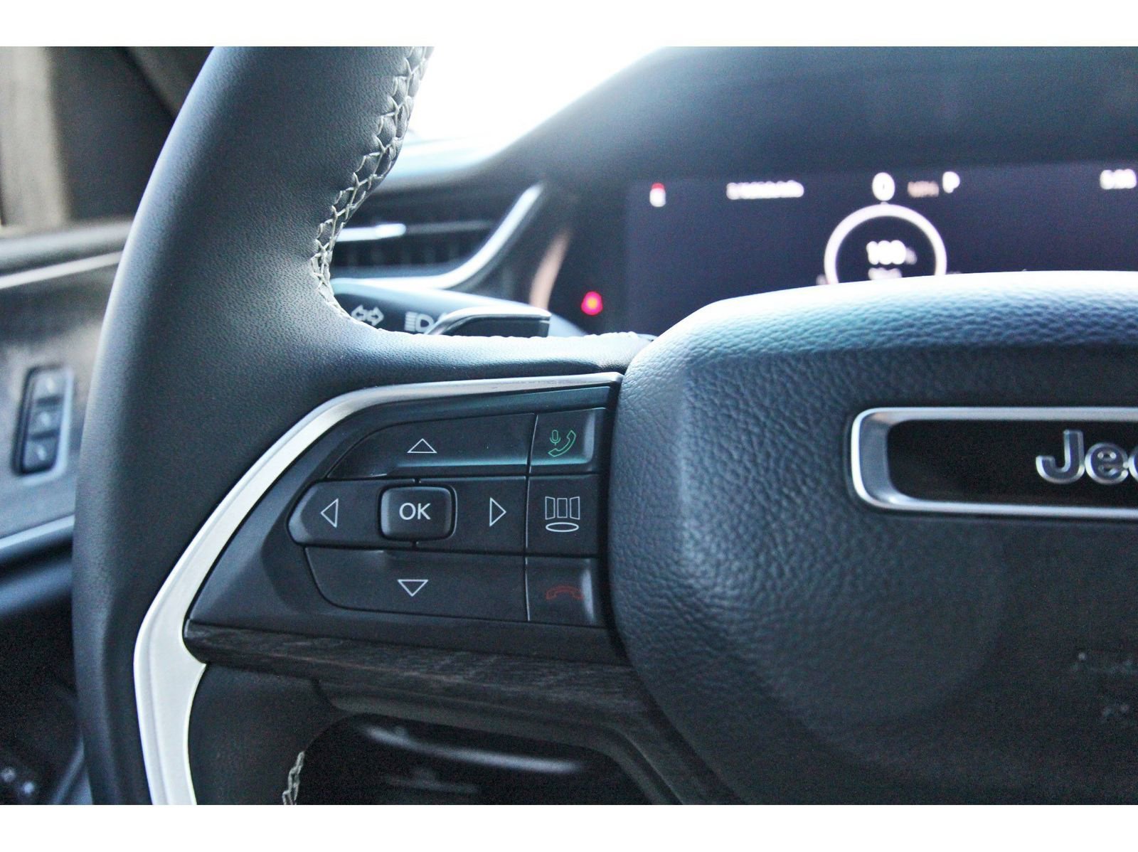 Used 2025 Jeep Grand Cherokee Limited w/ Luxury Tech Group II RWD image 23