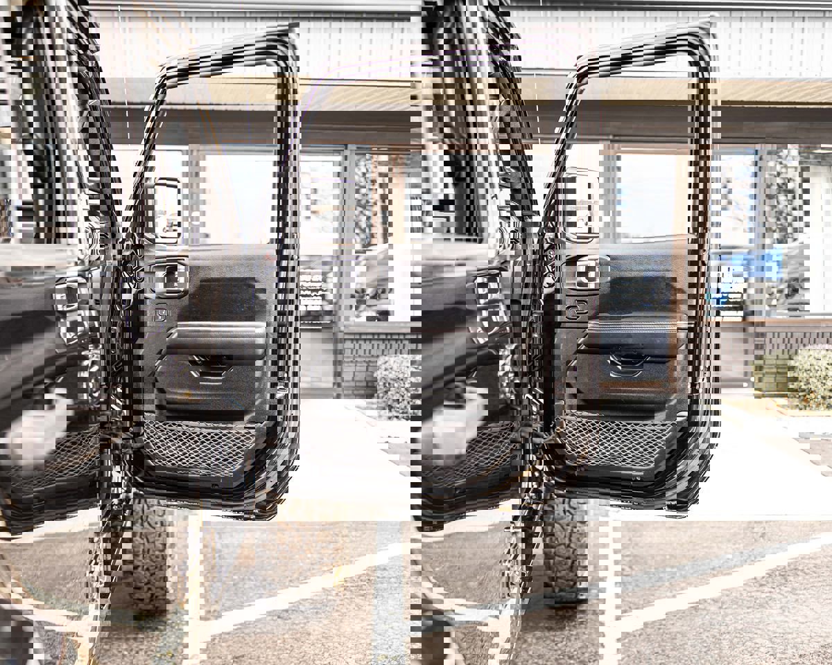 Used 2018 Jeep Wrangler Unlimited Sahara image 39