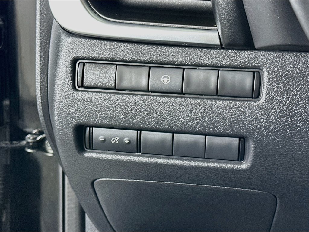 Used 2023 Nissan Rogue SV FWD image 10
