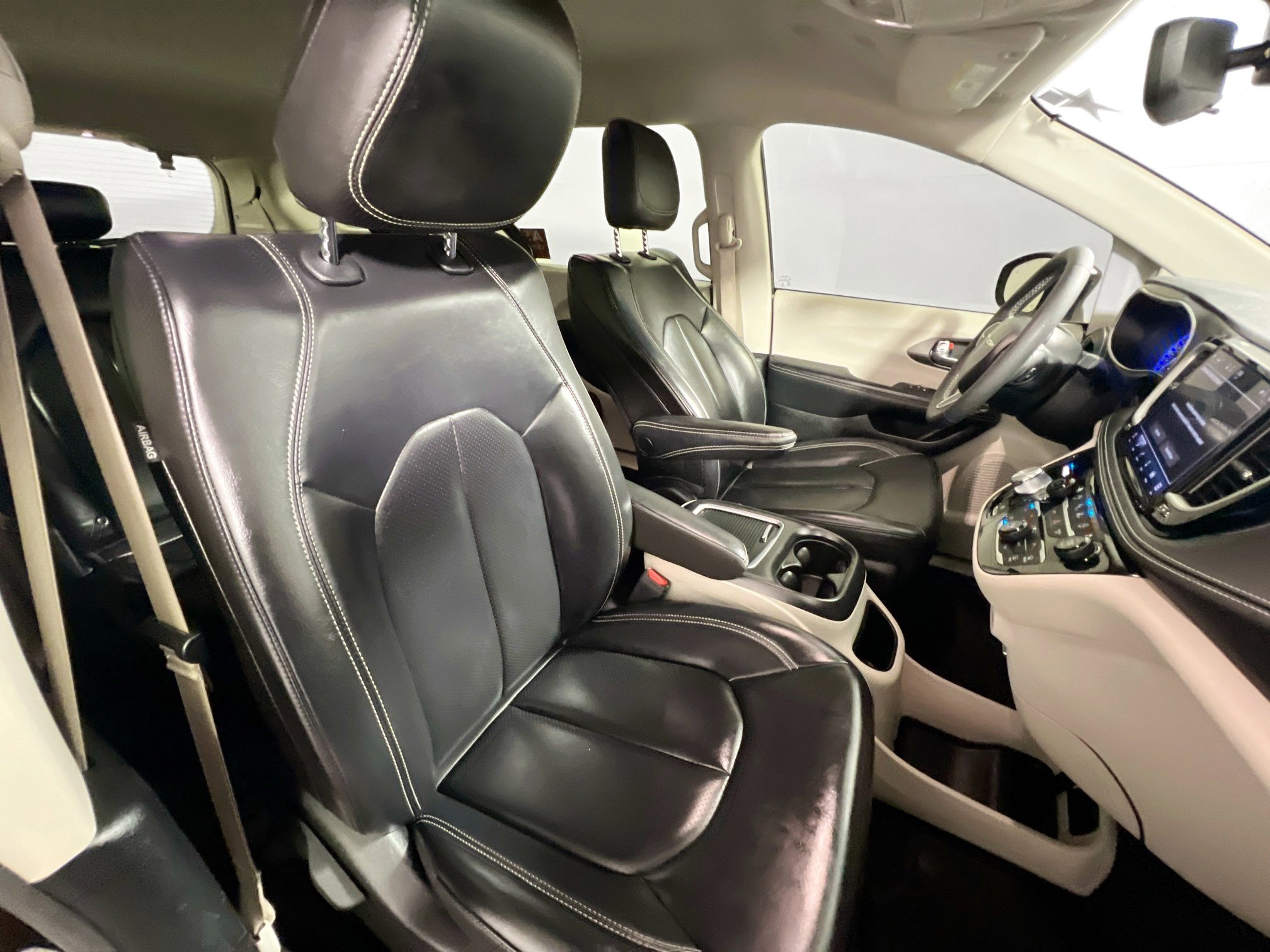 Used 2023 Chrysler Pacifica Touring-L FWD image 31
