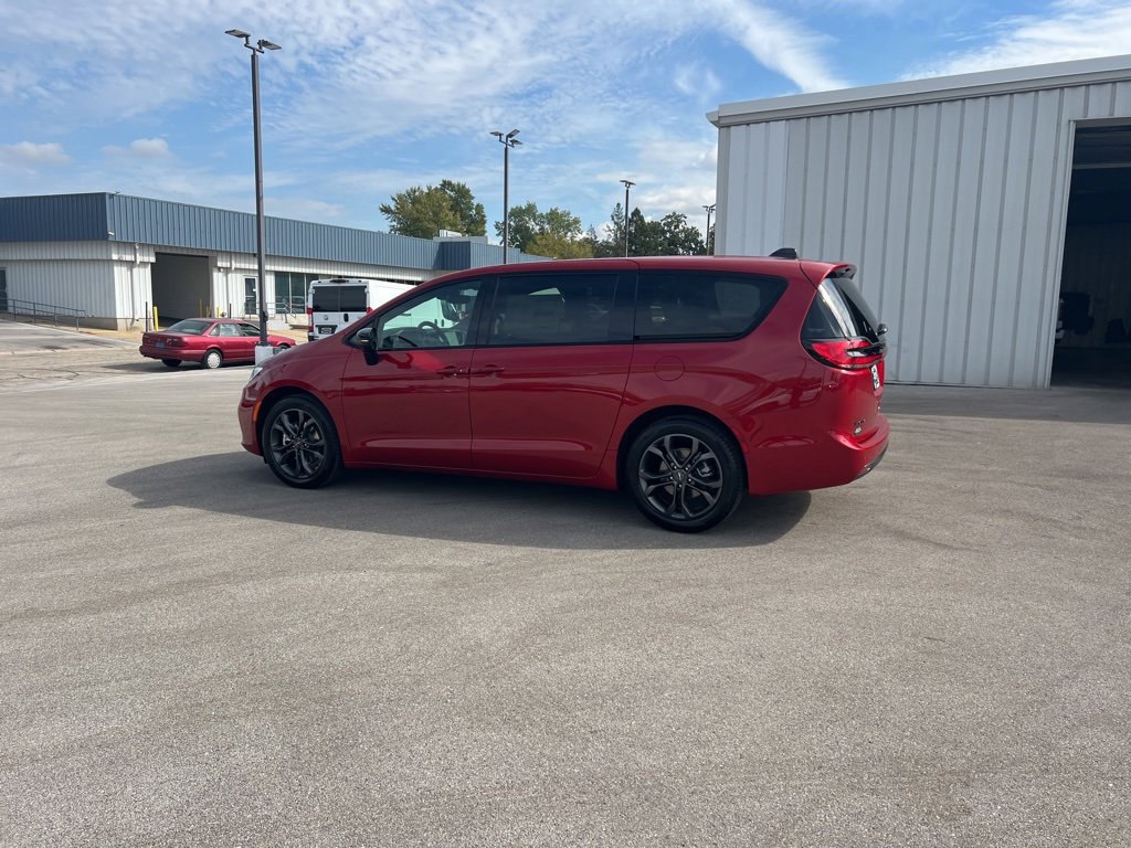 New 2026 Chrysler Pacifica Select image 43