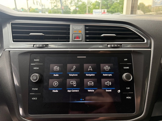 Used 2024 Volkswagen Tiguan SE AWD/4WD image 30