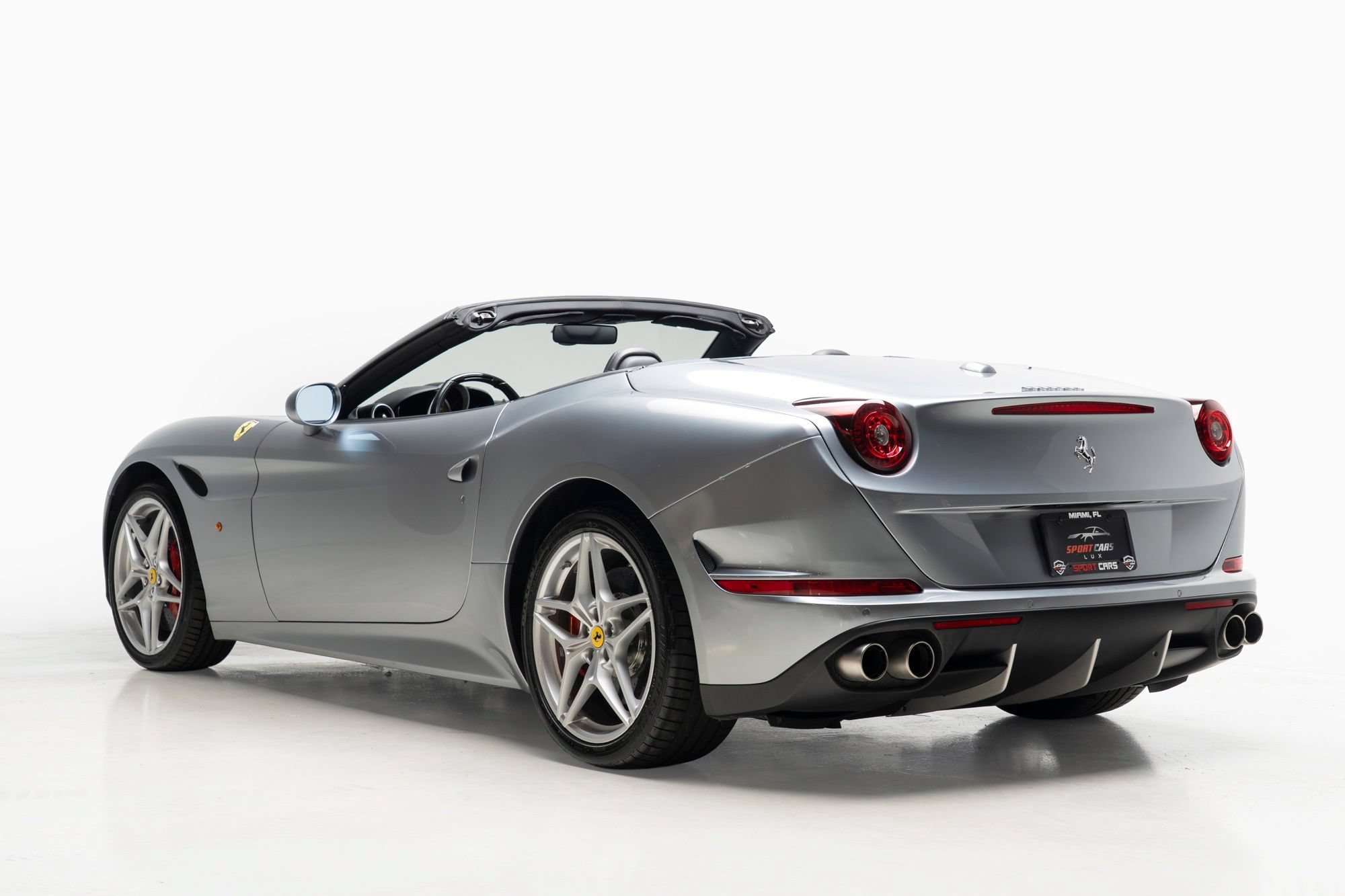 Used 2016 Ferrari California T RWD image 13