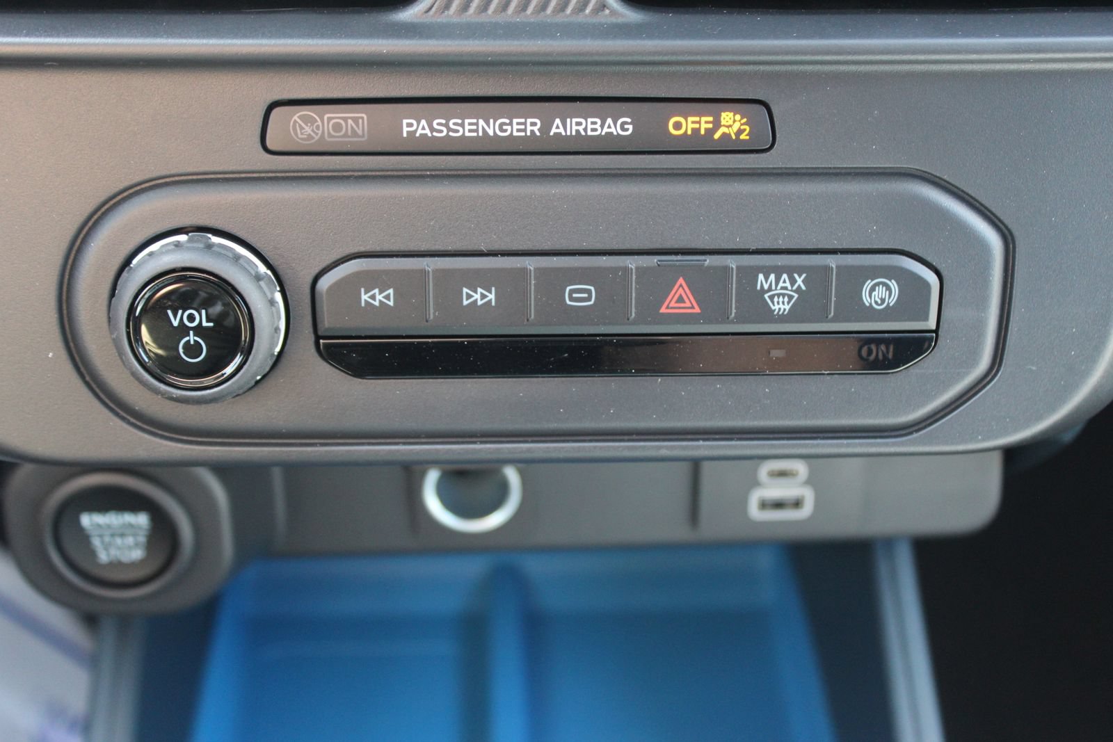 New 2025 Ford Maverick XLT w/ XLT Luxury Package FWD image 38