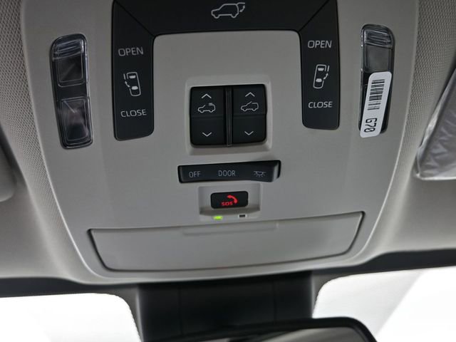 Used 2025 Toyota Sienna XLE image 21