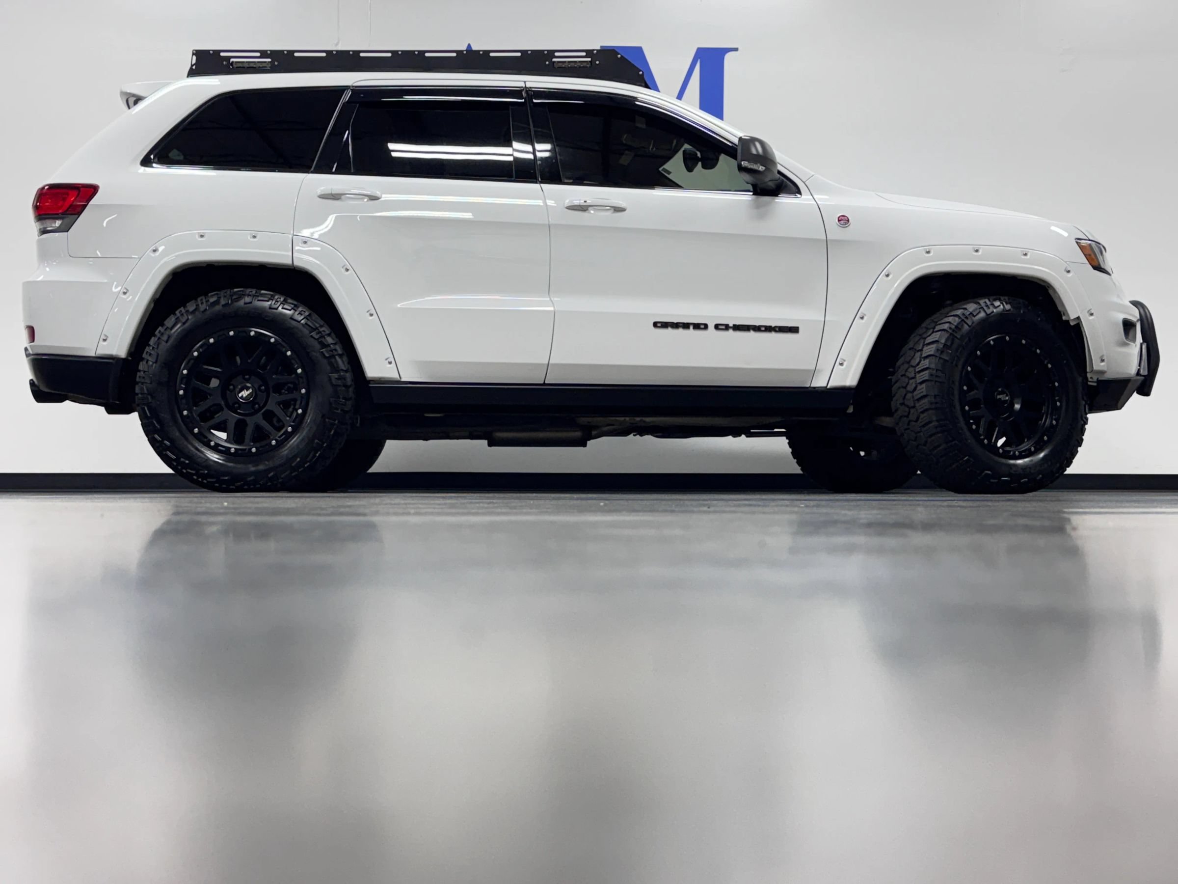 Used 2017 Jeep Grand Cherokee Trailhawk AWD/4WD image 3