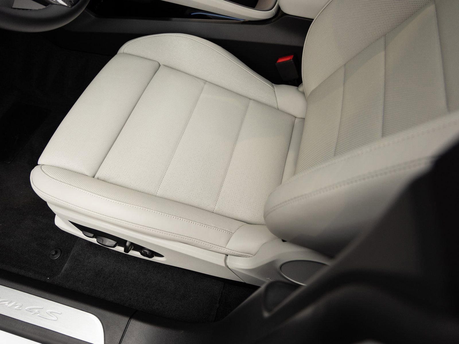 New 2025 Porsche Macan 4S Electric image 22