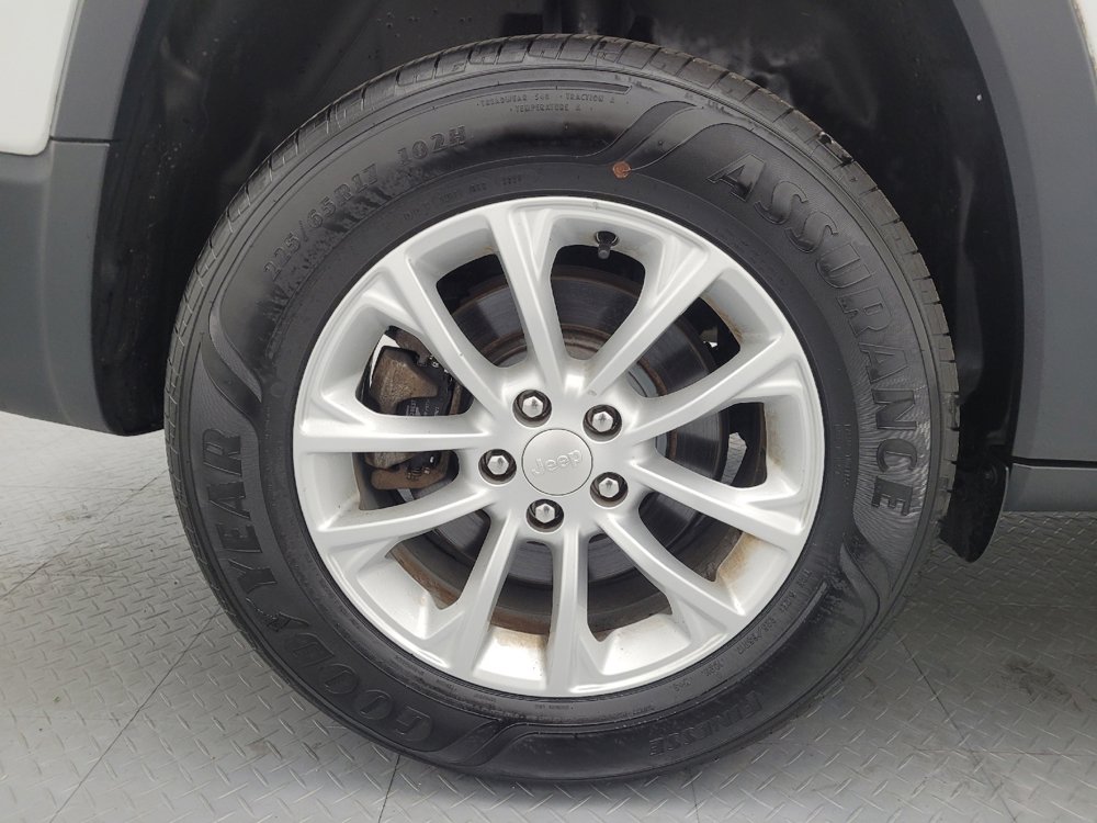 Used 2019 Jeep Cherokee Latitude w/ Popular Appearance Group AWD/4WD image 31
