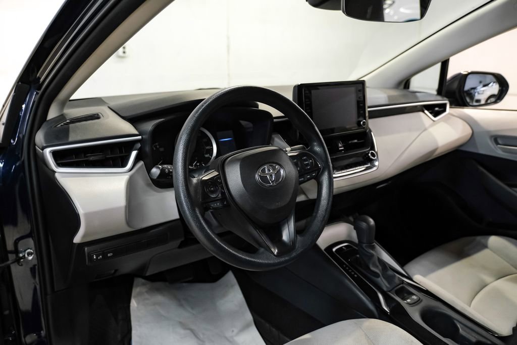 Used 2022 Toyota Corolla LE FWD image 3