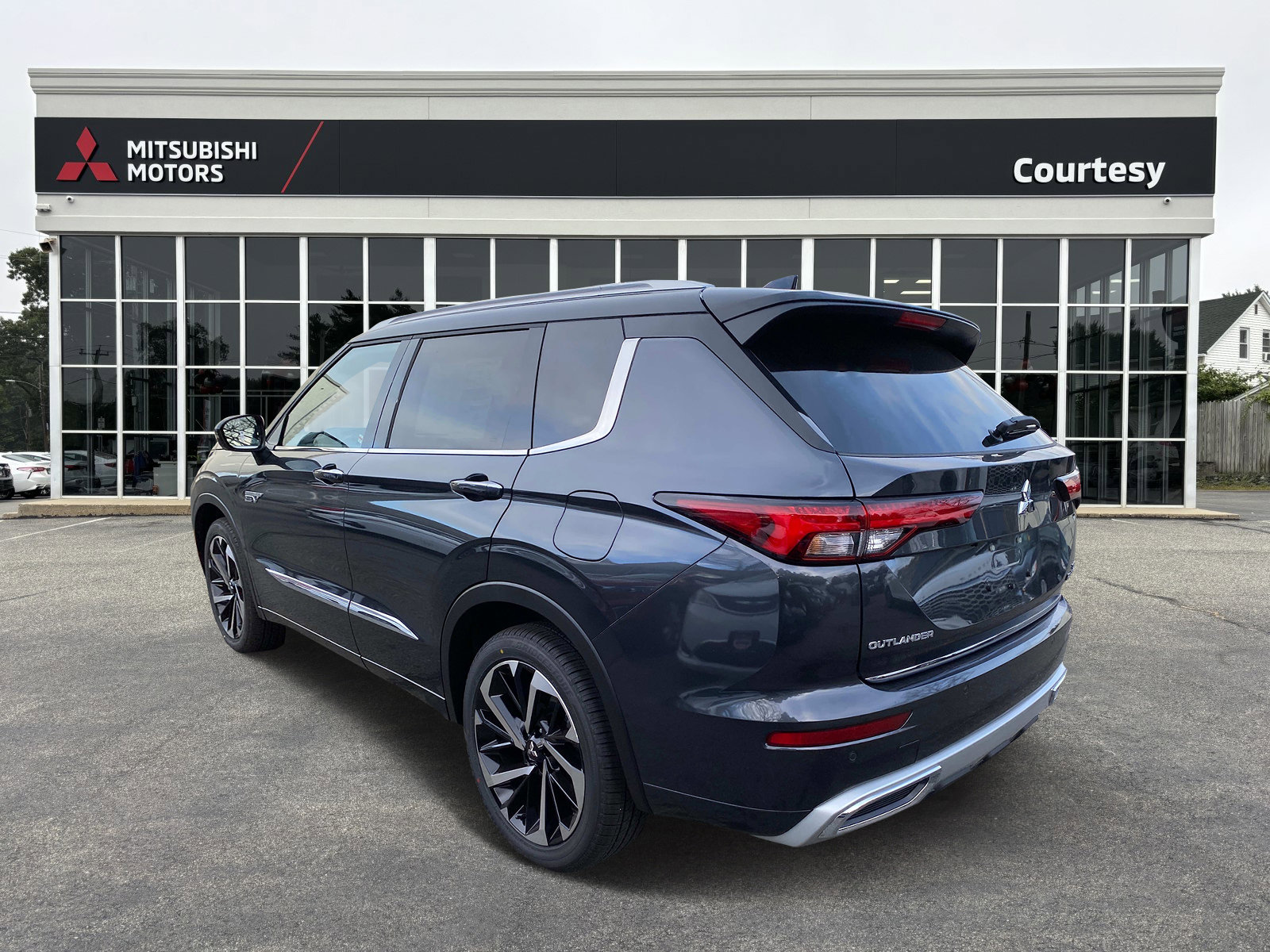 New 2025 Mitsubishi Outlander 4WD Plug-In Hybrid image 3