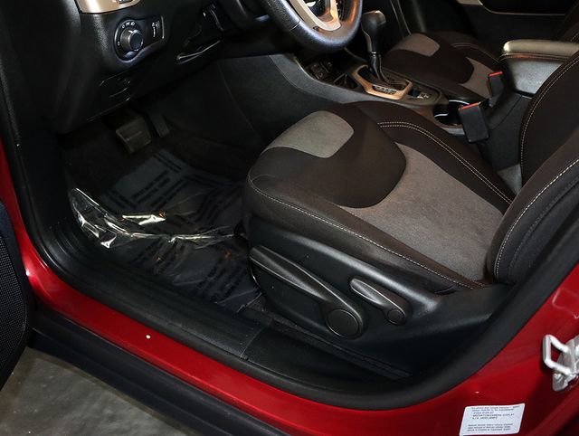 Used 2017 Jeep Cherokee Sport image 23