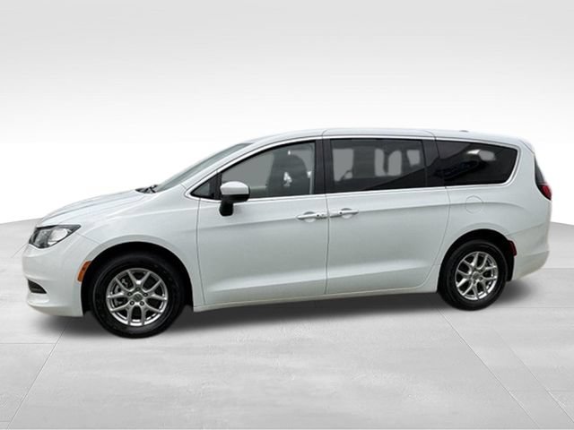 Used 2023 Chrysler Voyager LX FWD image 13