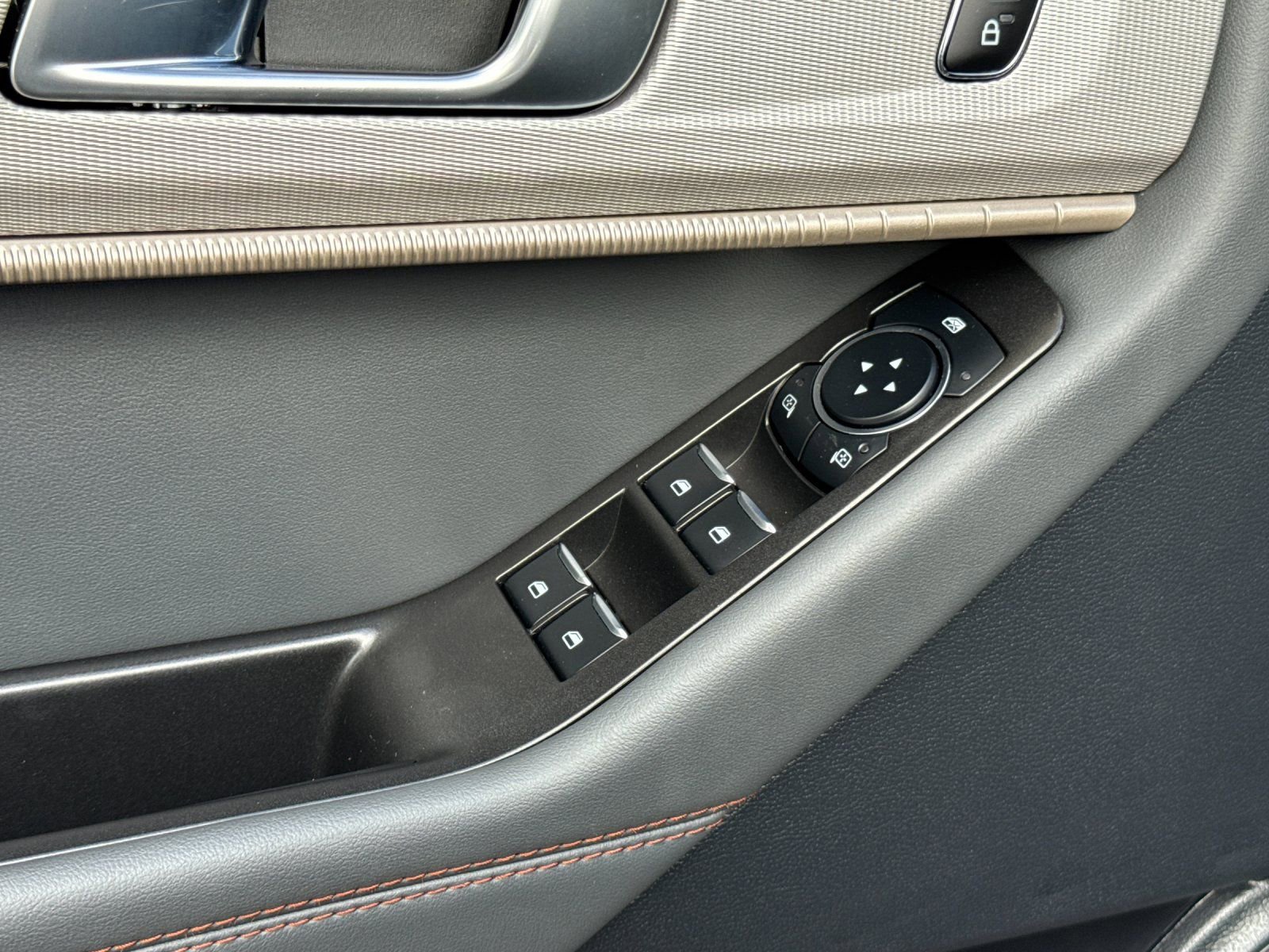 Used 2025 Ford Explorer Active w/ Active Comfort Package image 13