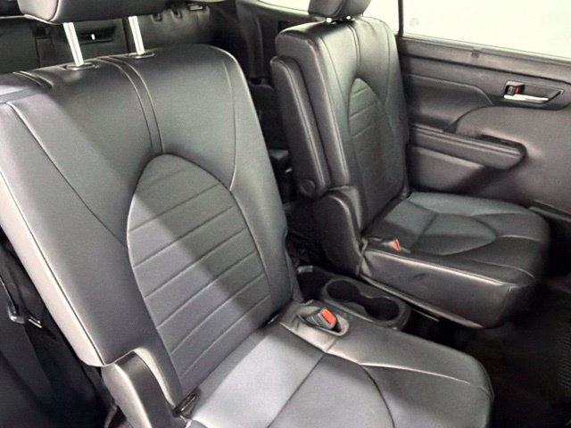 Used 2021 Toyota Highlander XLE AWD/4WD image 24