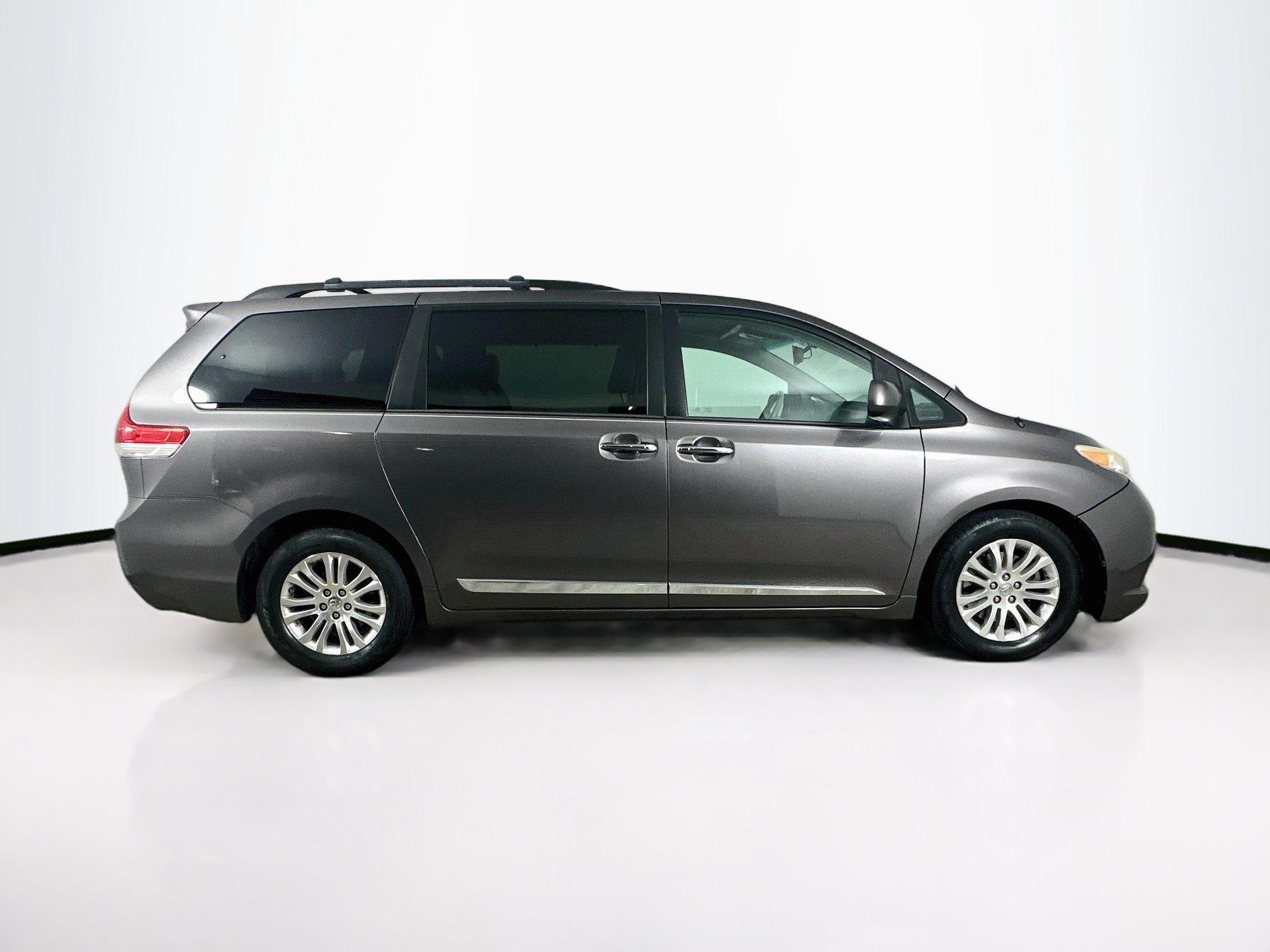 Used 2013 Toyota Sienna XLE FWD image 10