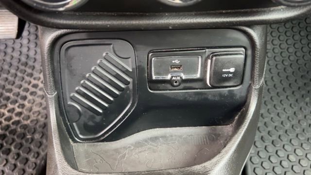 Used 2017 Jeep Renegade Latitude w/ Popular Equipment Group image 22