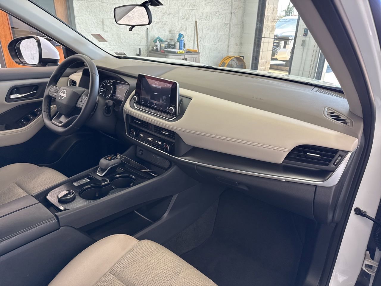 Used 2025 Nissan Rogue SV image 49