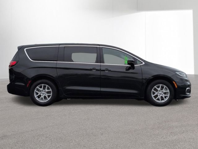 Used 2024 Chrysler Pacifica Touring-L FWD image 4