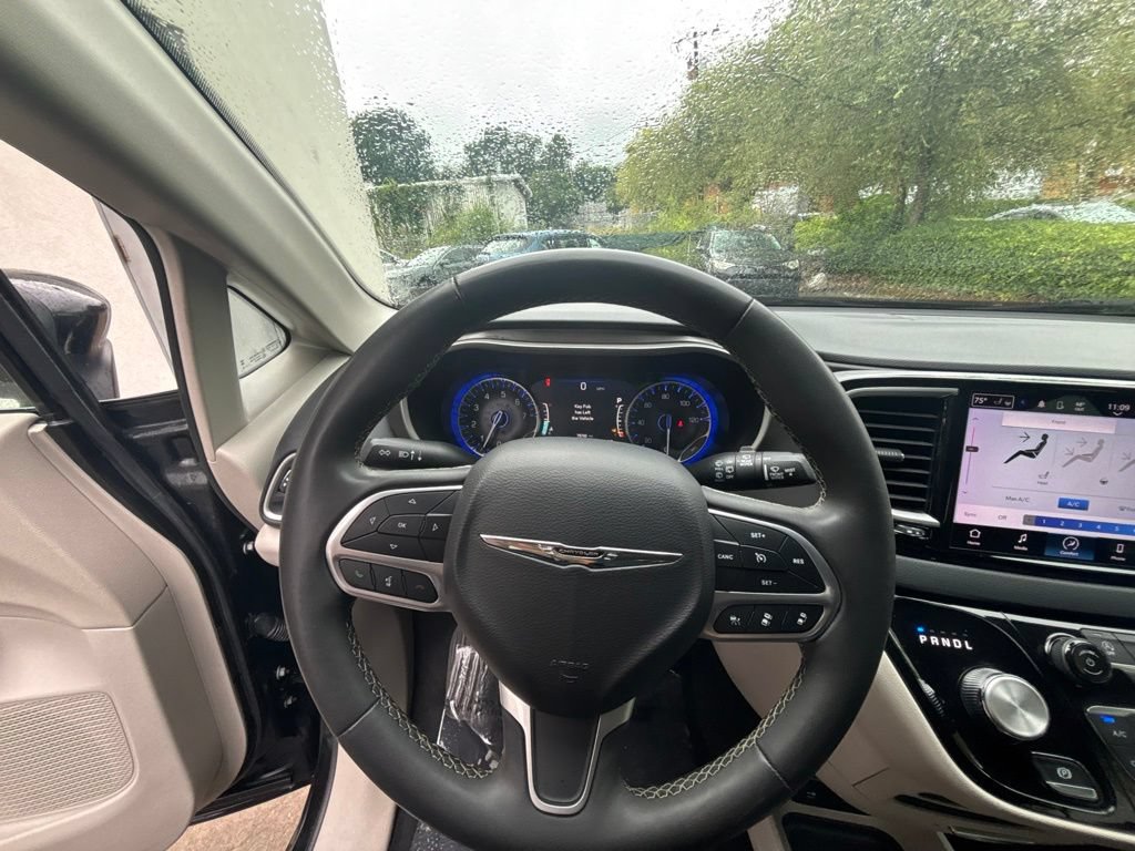 Used 2023 Chrysler Pacifica Touring-L FWD image 13