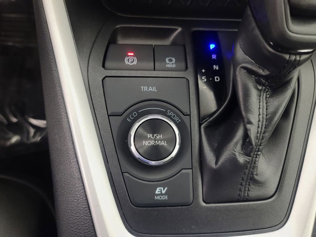 Used 2025 Toyota RAV4 XLE image 38