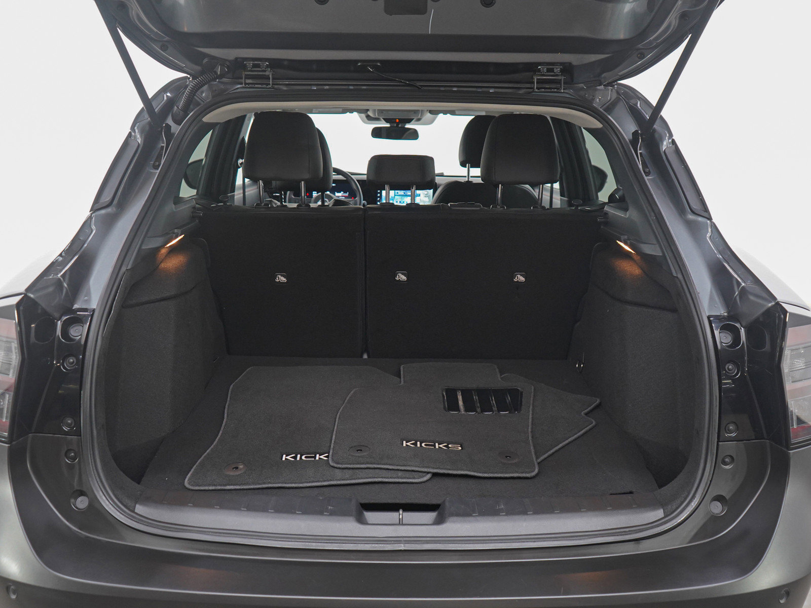 Used 2025 Nissan Kicks SR image 16