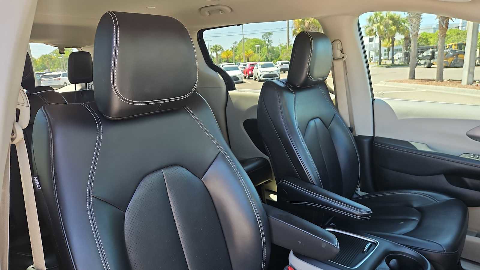 Used 2023 Chrysler Pacifica Touring-L image 26