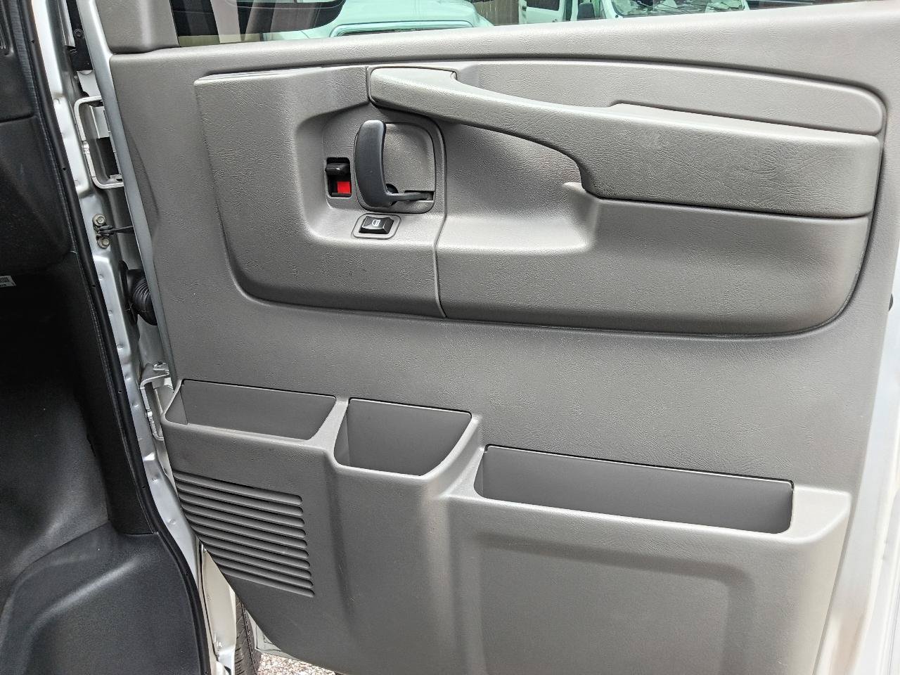 Used 2014 GMC Savana 3500 LS w/ Chrome Appearance Package RWD image 14