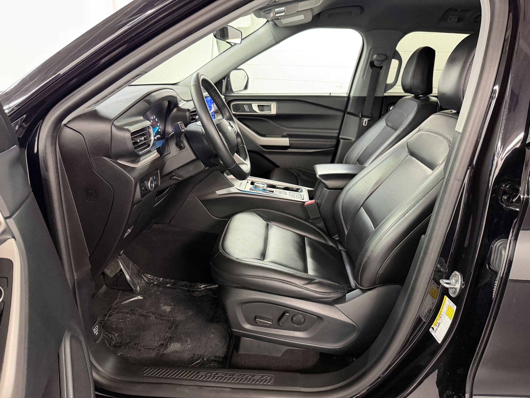 Used 2024 Ford Explorer XLT w/ Equipment Group 202A RWD image 5