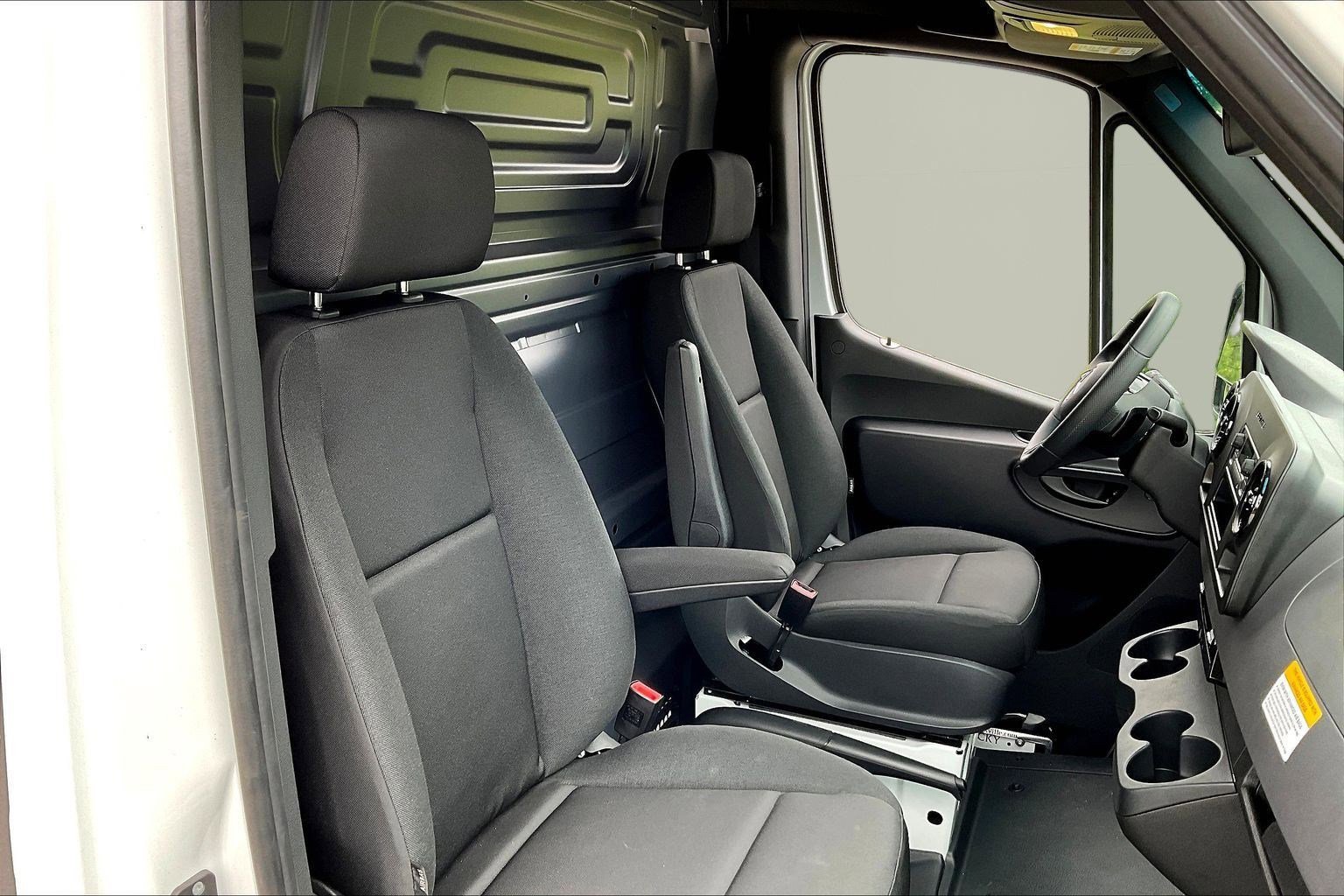Used 2025 Mercedes-Benz Sprinter 2500 image 27