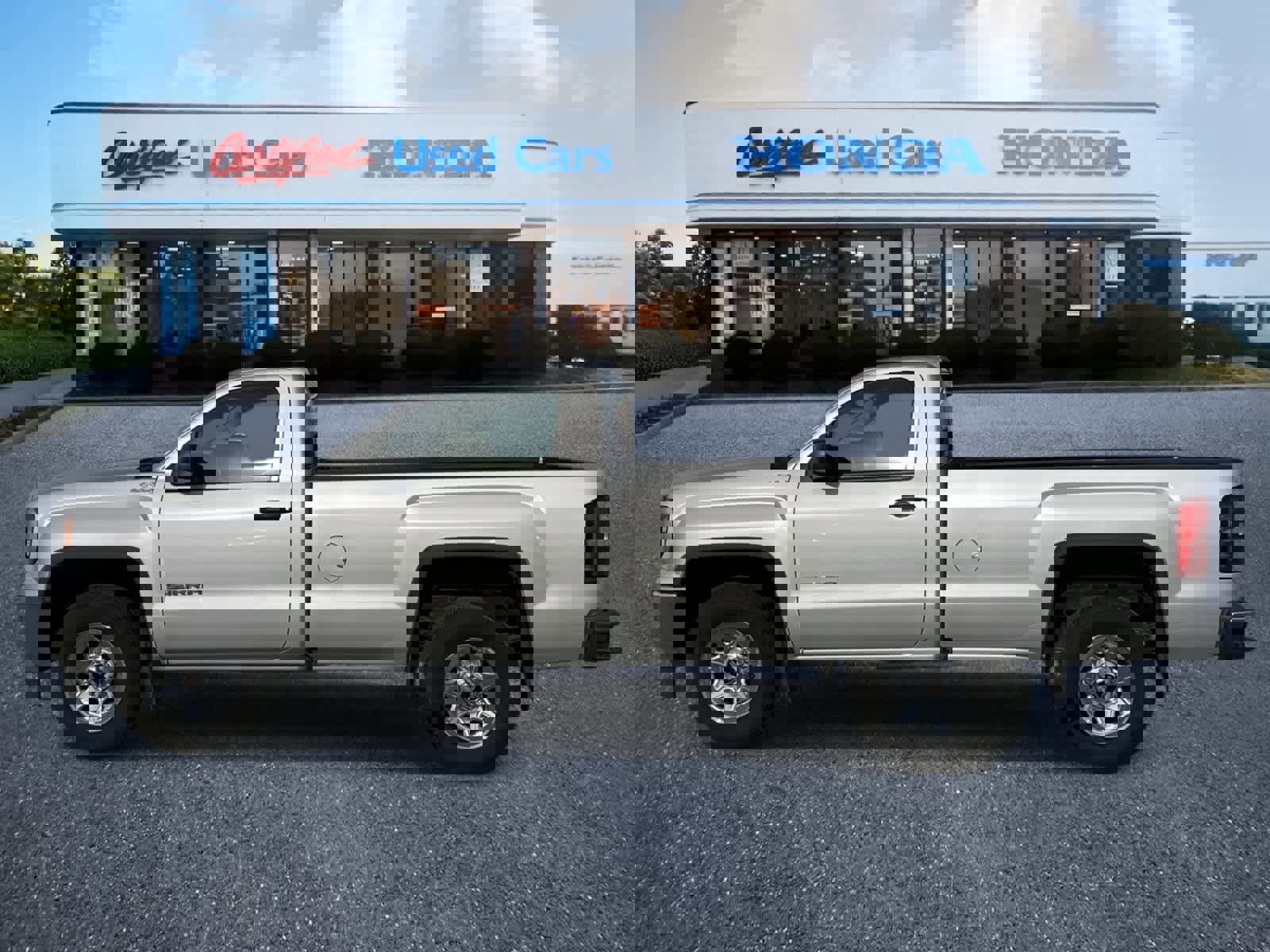 Used 2017 GMC Sierra 1500 4WD Reg Cab 133.0 w/ Sierra Convenience Package image 2