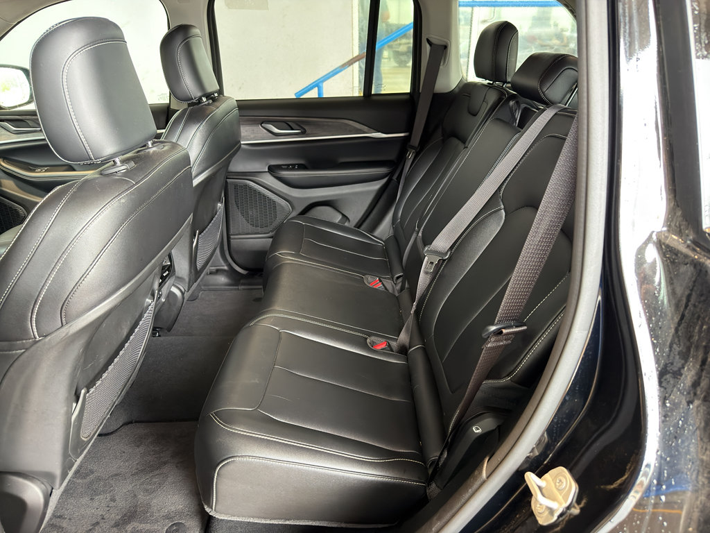 Used 2024 Jeep Grand Cherokee Limited AWD/4WD image 16