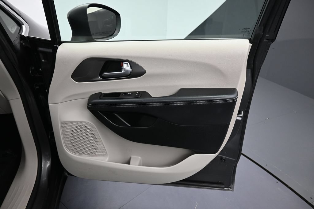 Used 2023 Chrysler Pacifica Touring-L FWD image 17