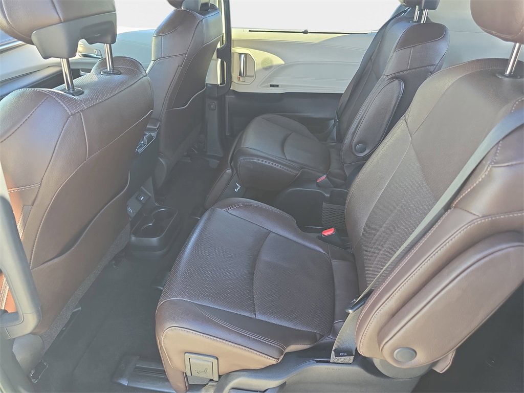 Used 2022 Toyota Sienna Platinum image 19