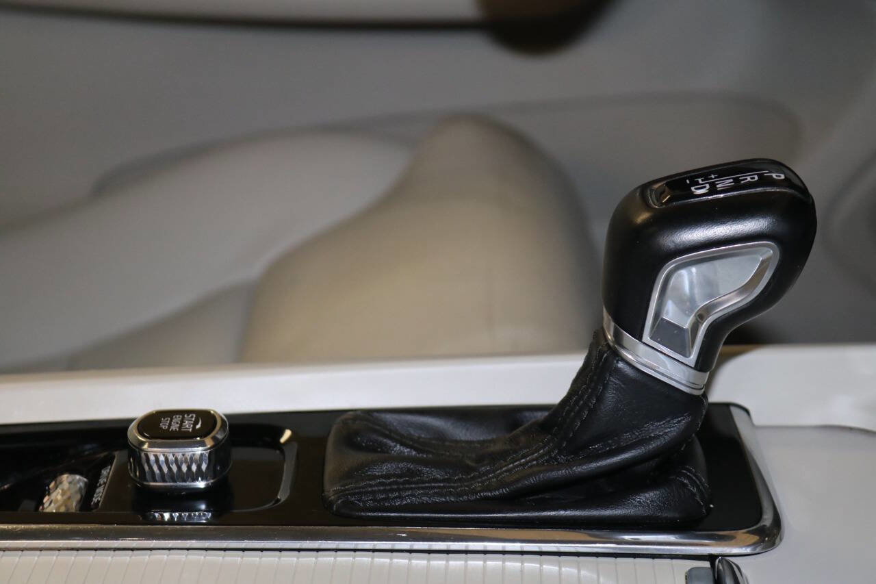 Used 2019 Volvo XC60 T5 Momentum w/ Premium Package AWD/4WD image 41