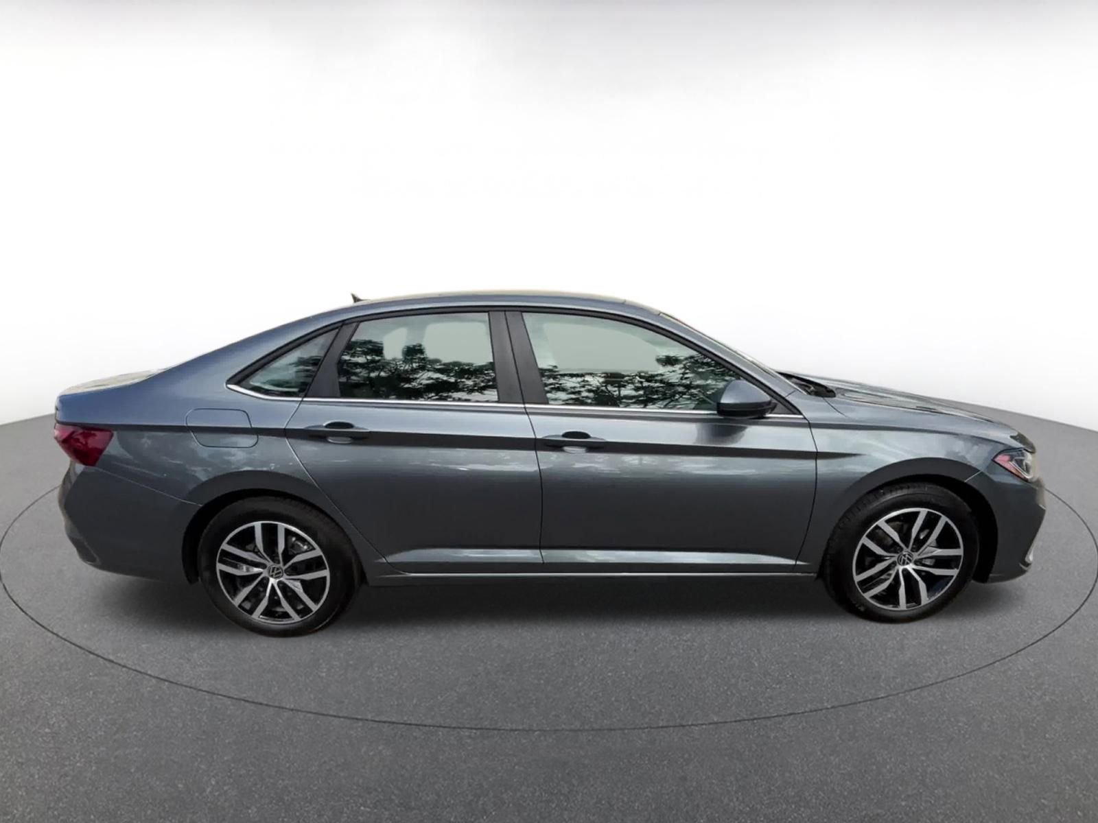 Used 2025 Volkswagen Jetta SE image 16