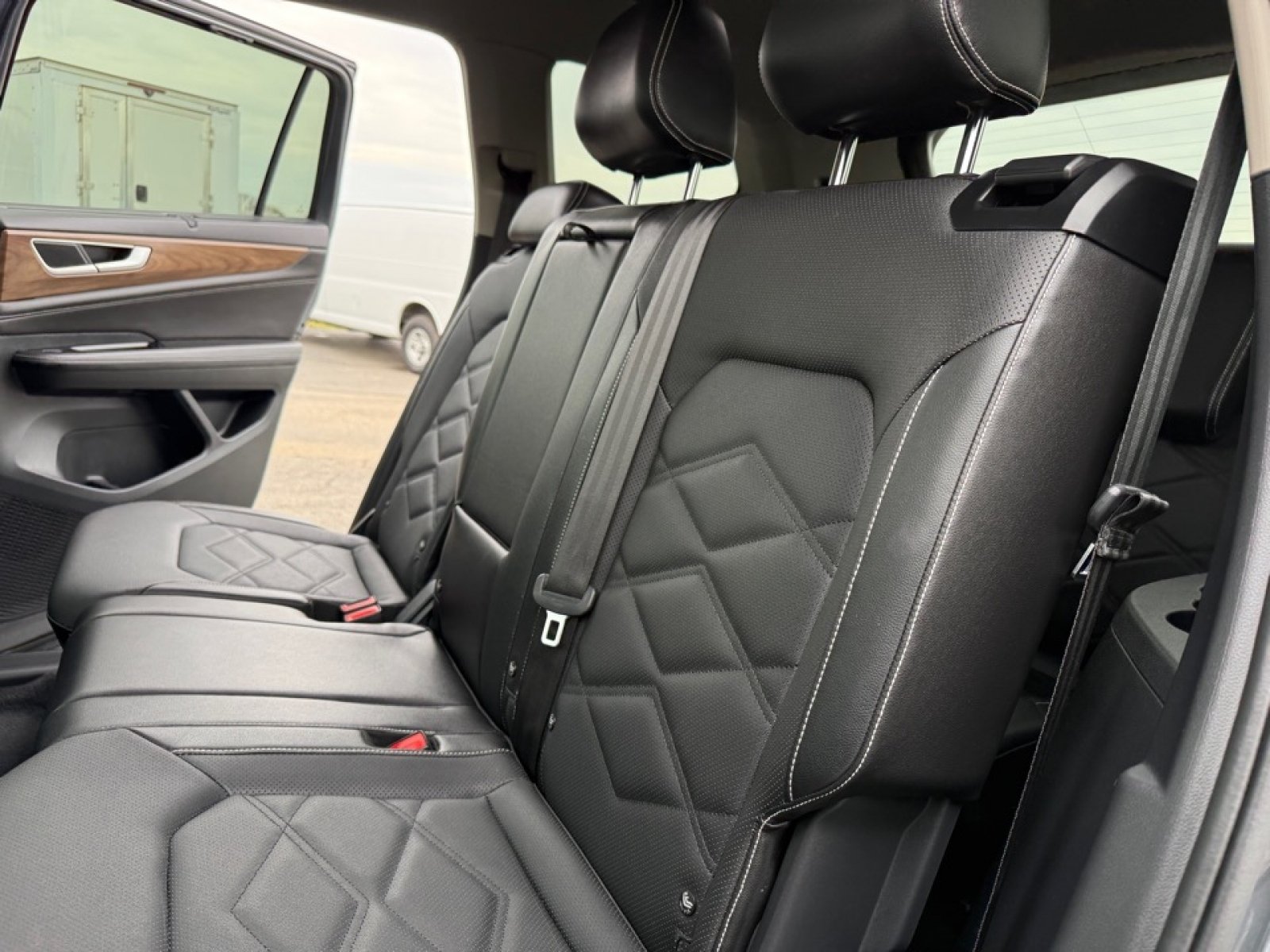 Used 2025 Volkswagen Atlas SE AWD/4WD image 30