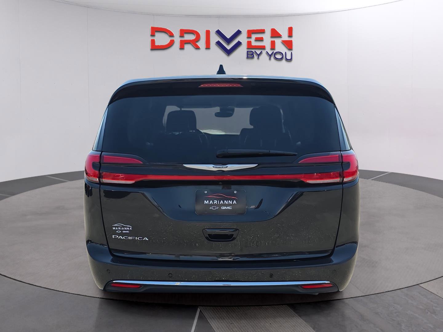 Used 2023 Chrysler Pacifica Touring-L image 4