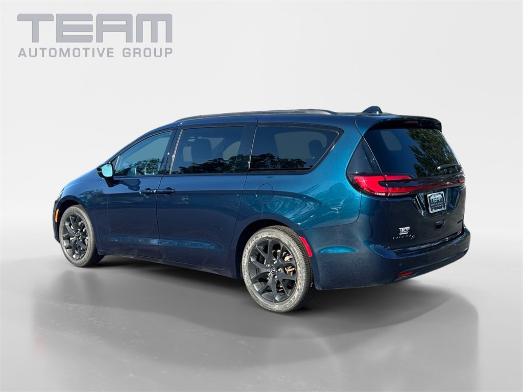 Certified 2025 Chrysler Pacifica Limited image 5