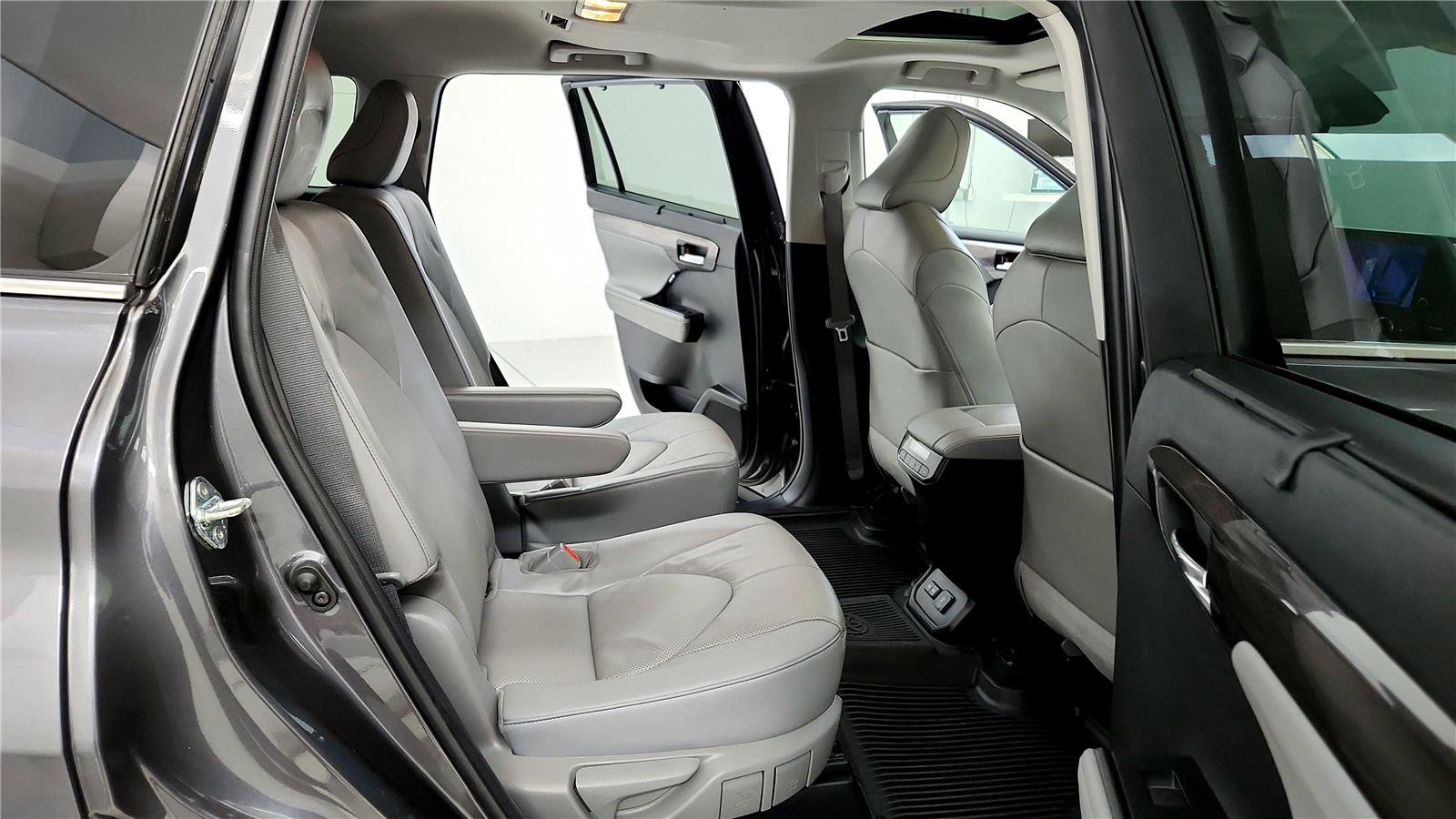 Used 2023 Toyota Highlander Limited image 18