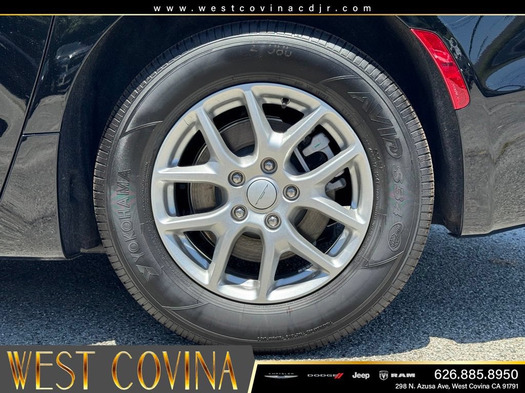 New 2027 Chrysler Pacifica Select FWD image 17