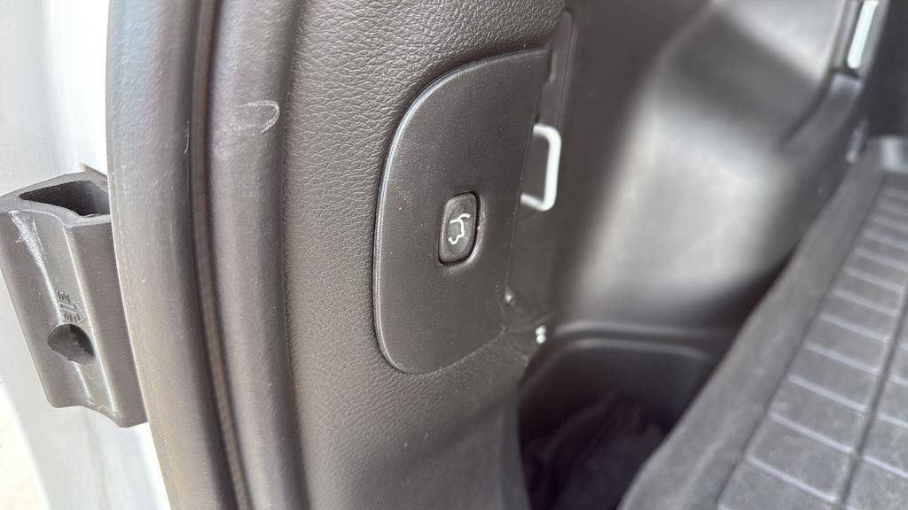 Used 2018 Jeep Cherokee Overland w/ Technology Group image 19