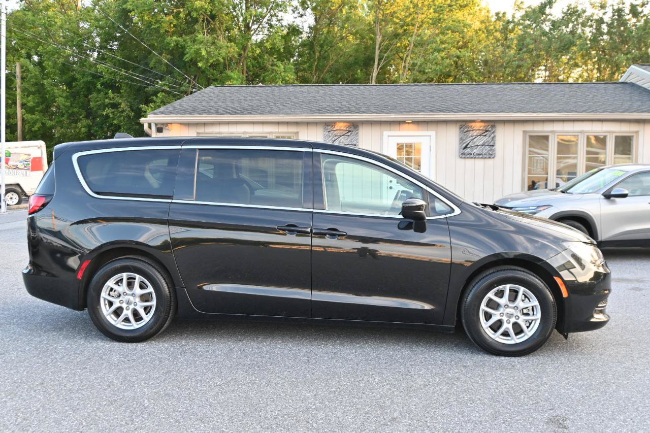 Used 2021 Chrysler Voyager LX FWD image 12
