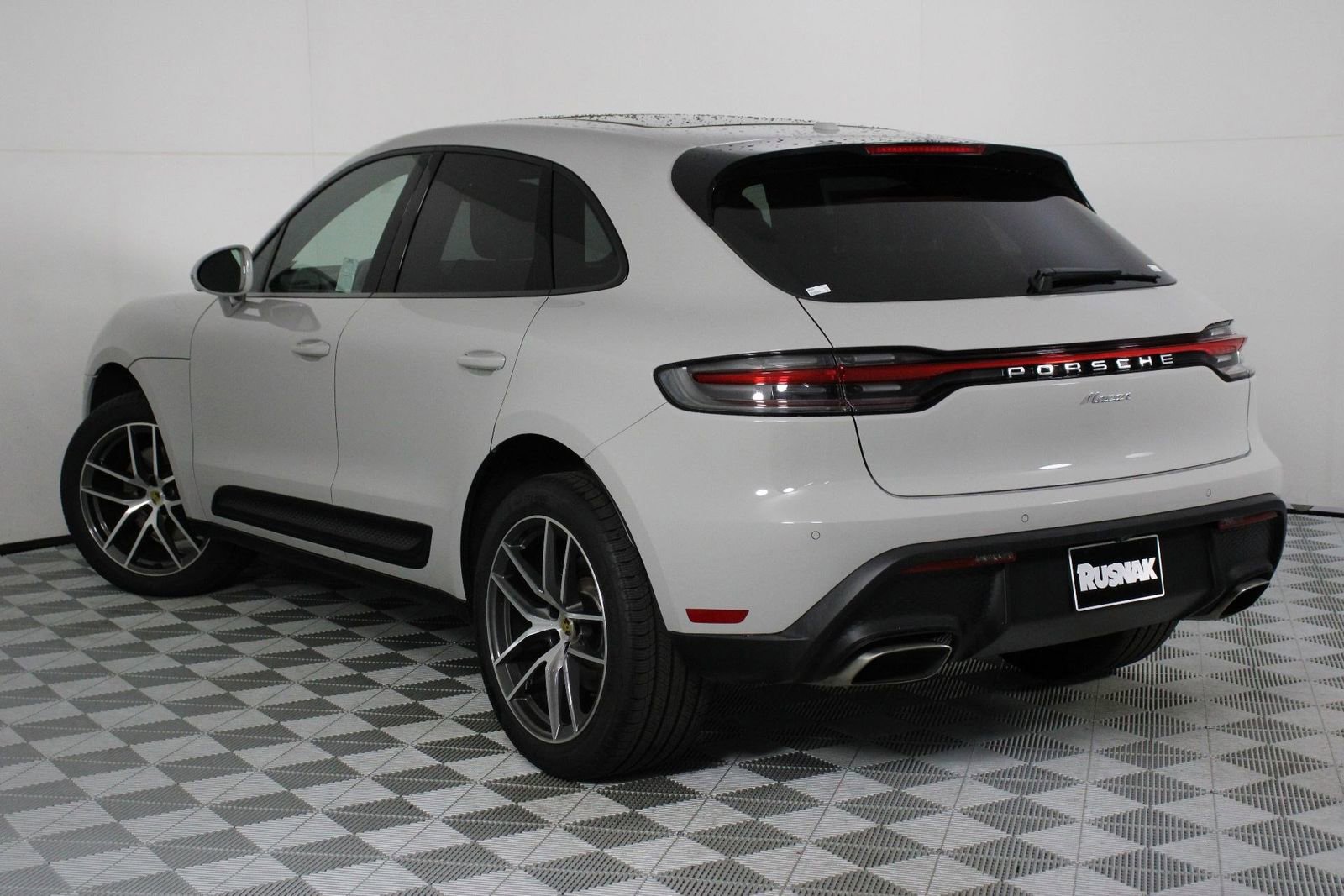 Certified 2025 Porsche Macan image 3
