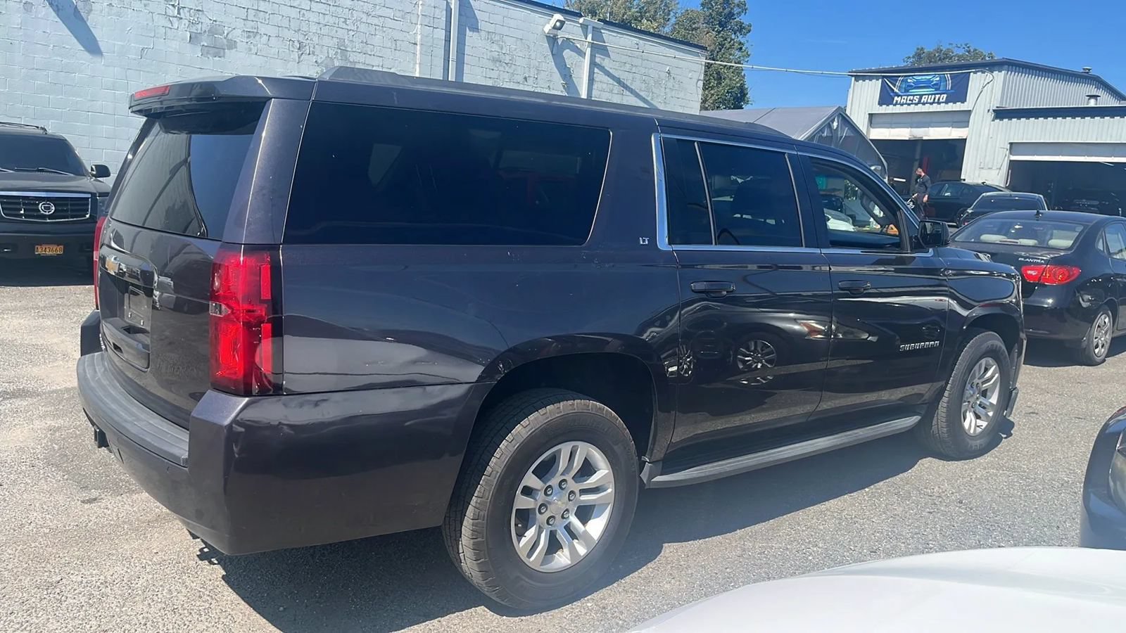Used 2018 Chevrolet Suburban LT RWD image 2