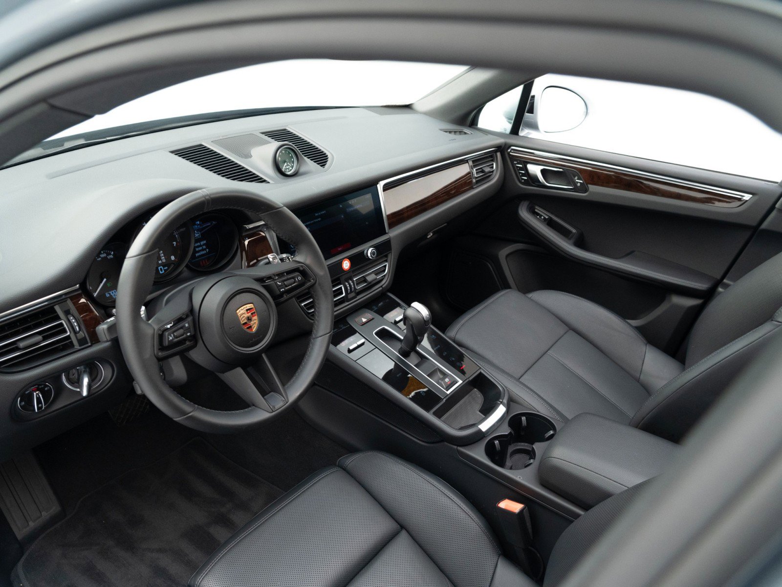 Certified 2025 Porsche Macan AWD/4WD image 4
