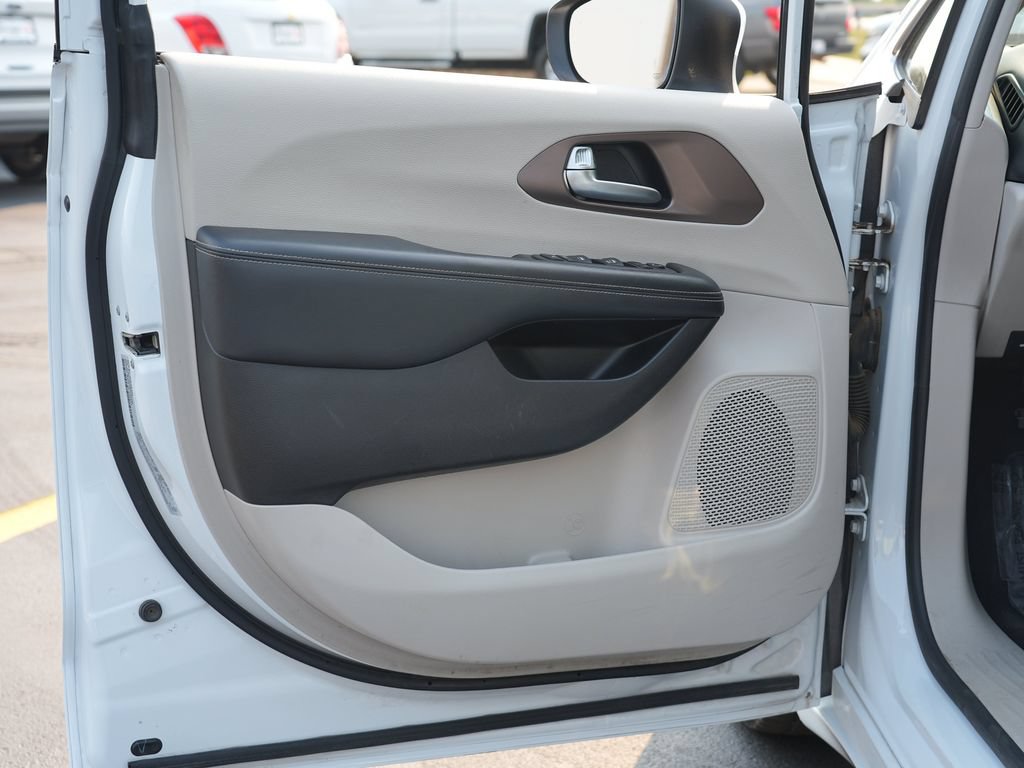 Used 2022 Chrysler Voyager LX FWD image 14