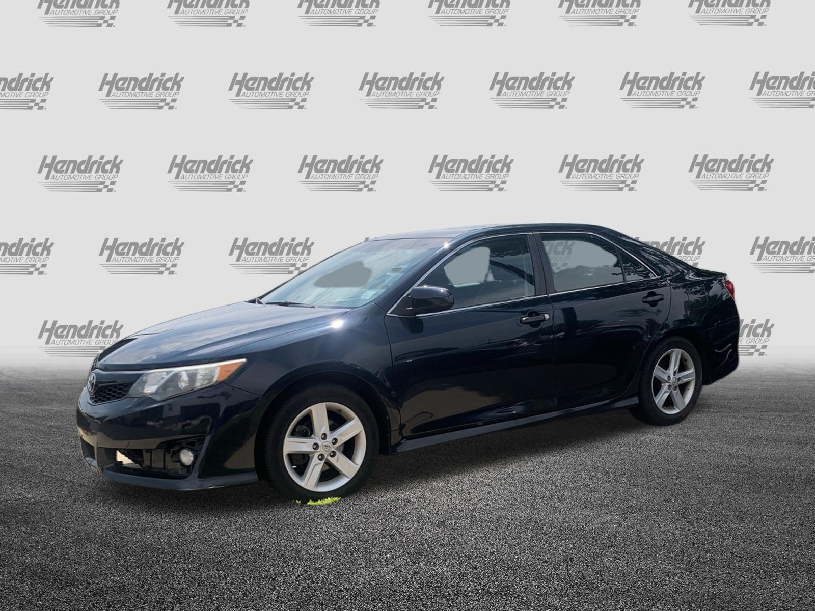 Used 2014 Toyota Camry SE w/ Moonroof Package FWD image 3