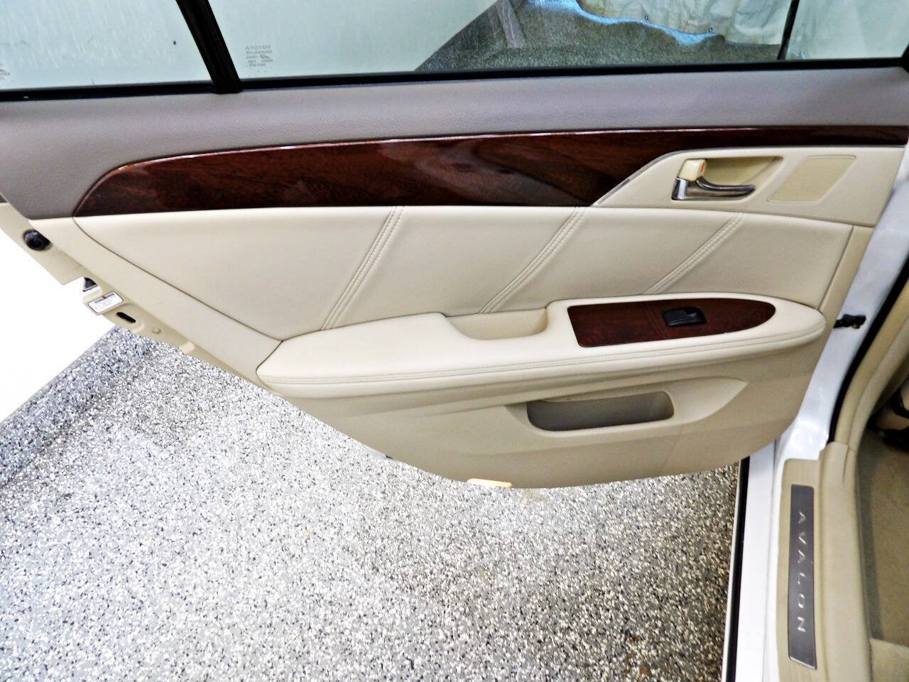 Used 2009 Toyota Avalon Limited FWD image 9