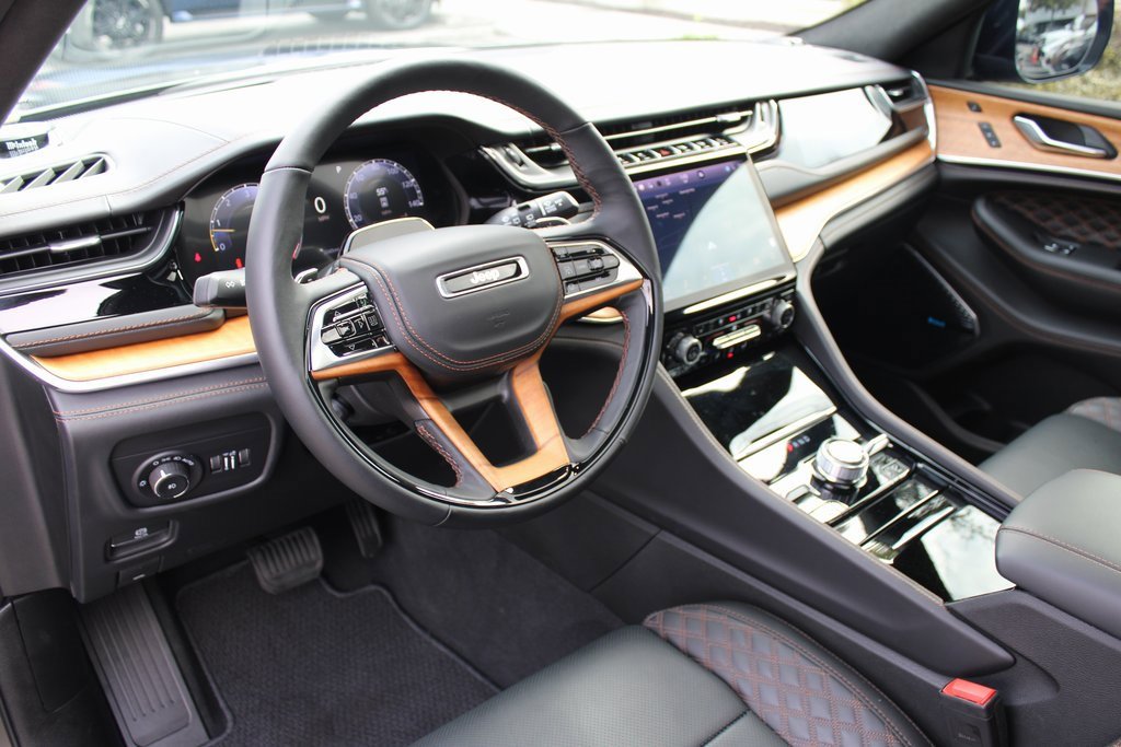 Used 2025 Jeep Grand Cherokee Summit image 4